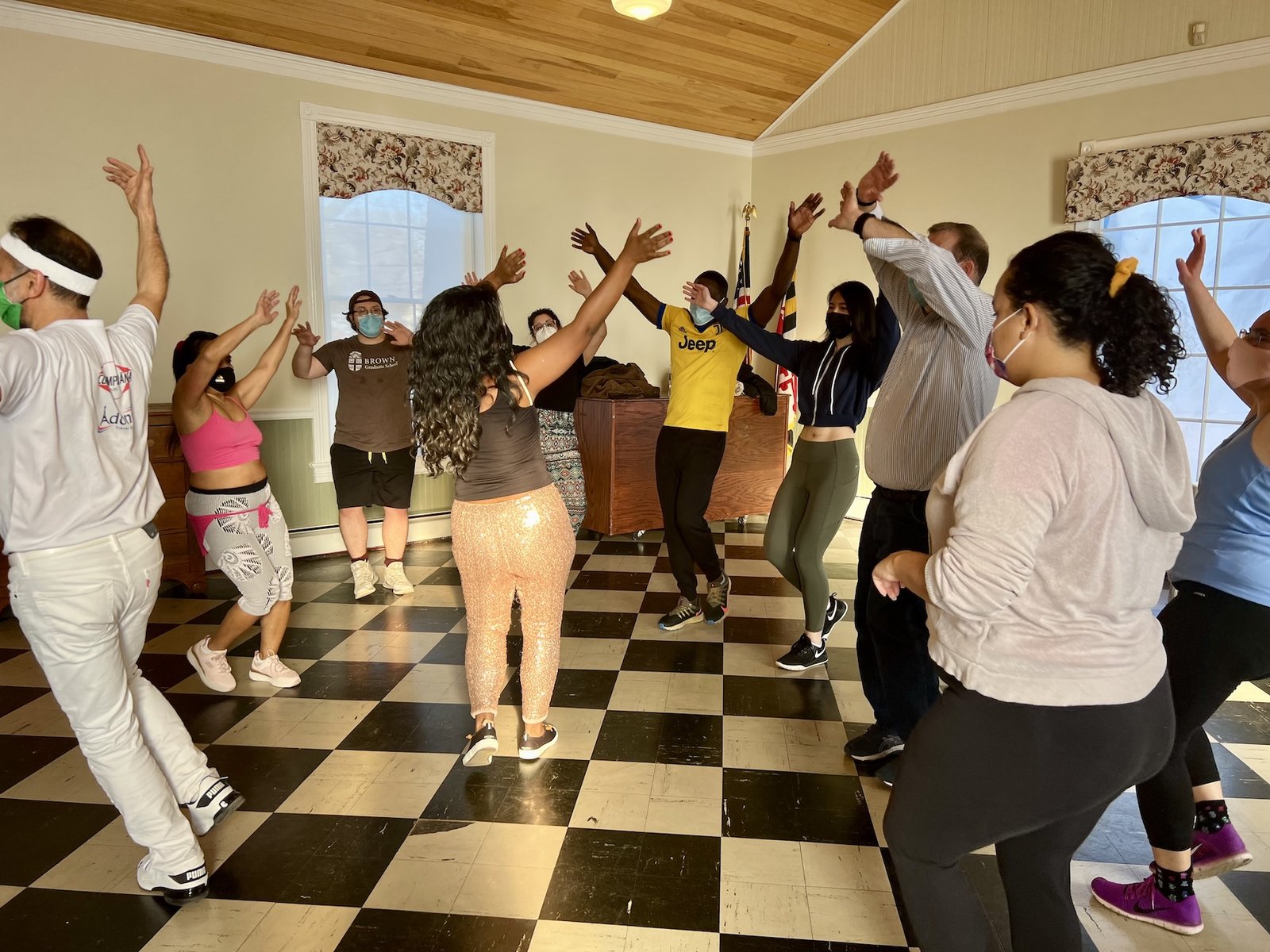 Zezeh working with a group of workshop participants!